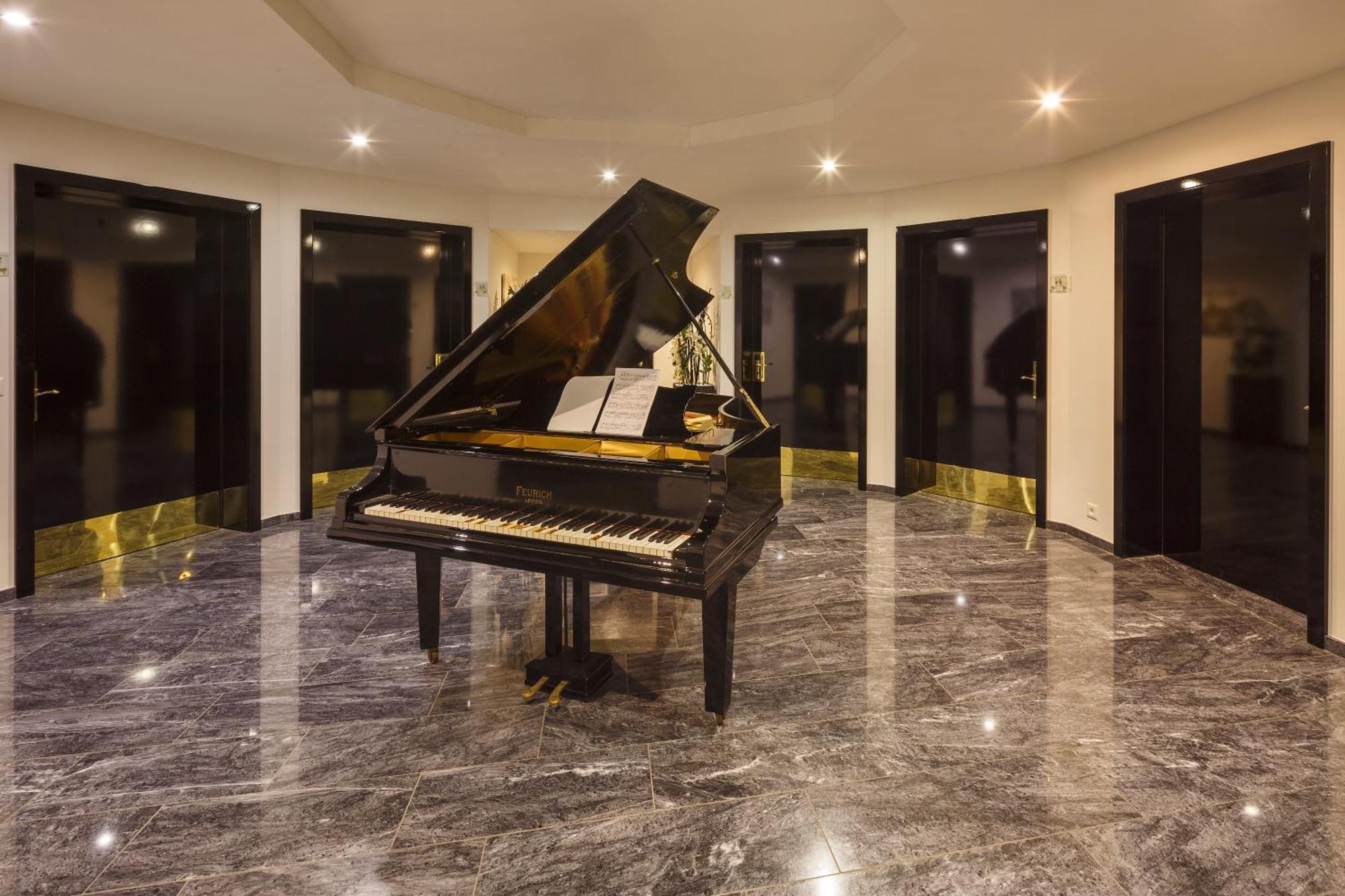 Business Hotel First Фойзісберг Екстер'єр фото